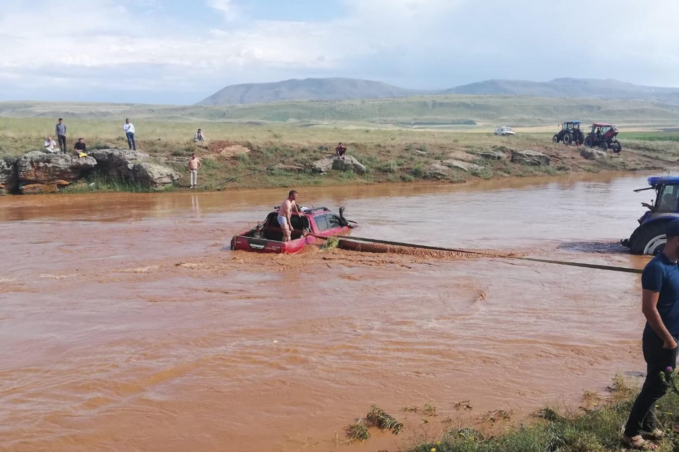 Bitlis’te aracıyla sel sularına kapılan vatandaşı AFAD kurtardı